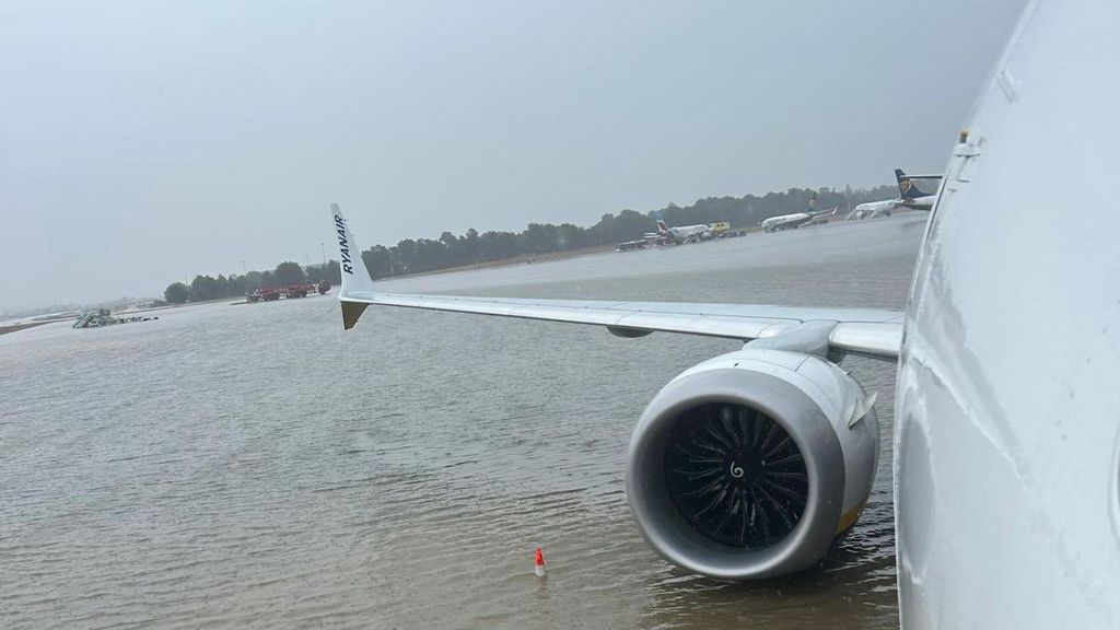 El aeropuerto de Palma recupera la operatividad tras suspender y retrasar vuelos por las fuertes lluvias