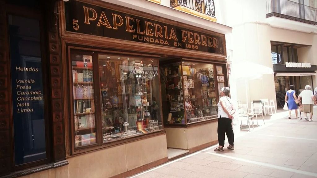 Los comercios centenarios que sobreviven en 2024: de la Papelería Ferrer de Sevilla a la Antigua Relojería de Madrid