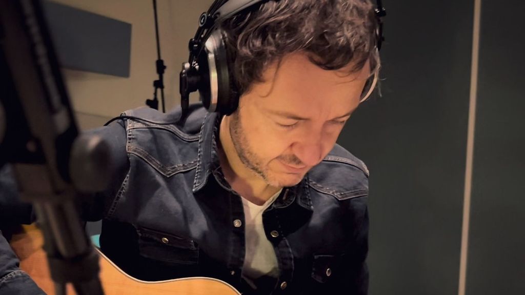 Pablo Benegas, tocando en el estudio durante una grabación