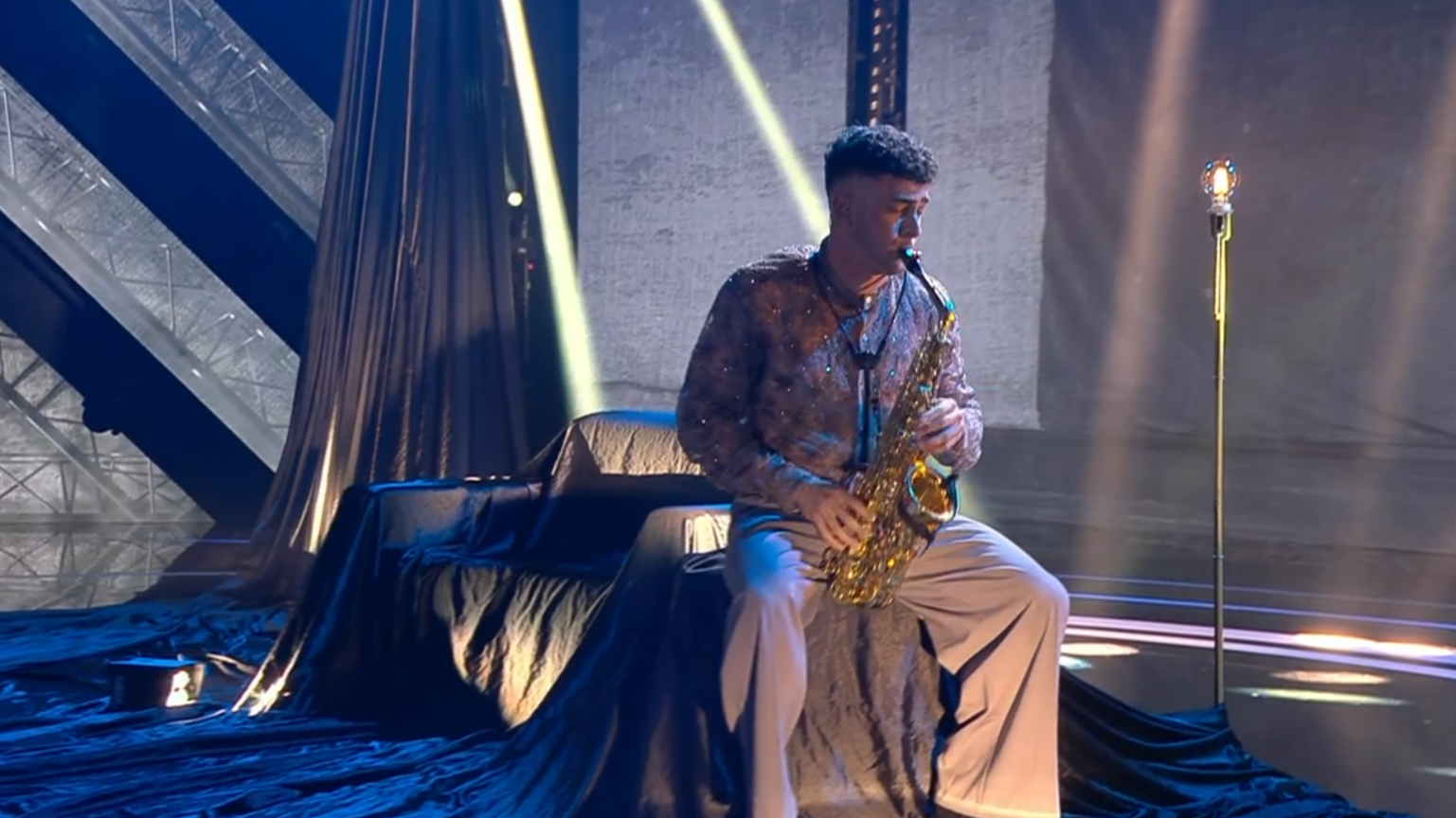 Patrick Bel se anima a tocar el saxofón en su segunda actuación