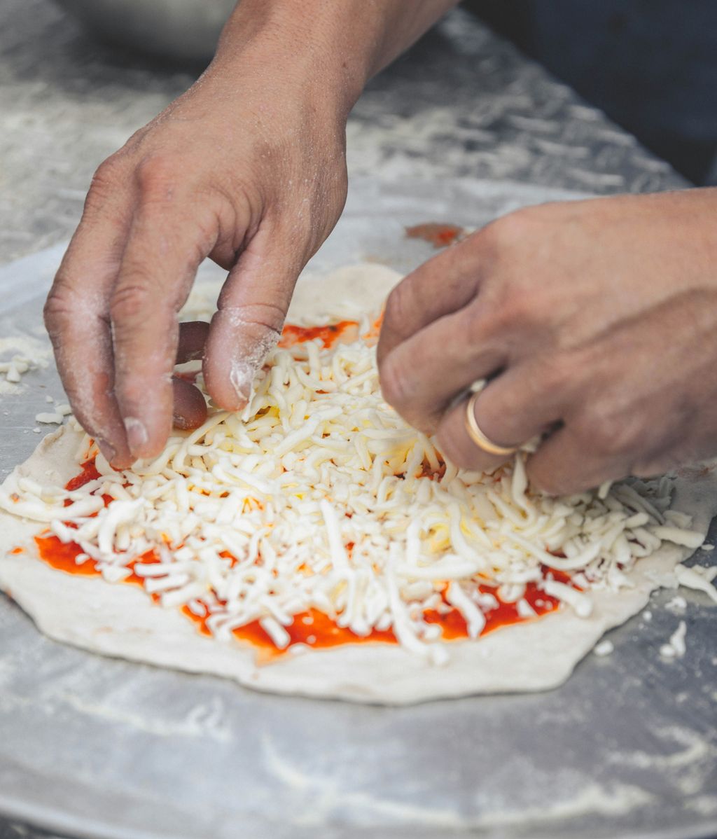 Pizza de masa de pan, queso y tomate