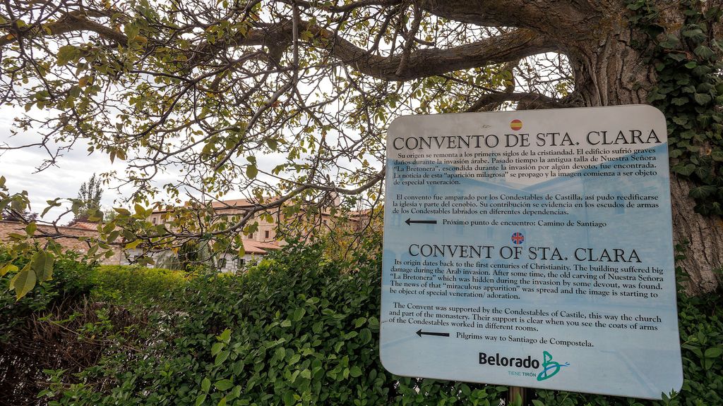 Un cartel en el exterior del Convento de Santa Clara, a 14 de mayo de 2024, en Belorado, Burgos, Castilla y León