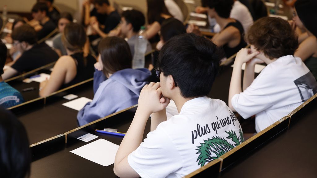 Un grupo de estudiantes en un aula universitaria