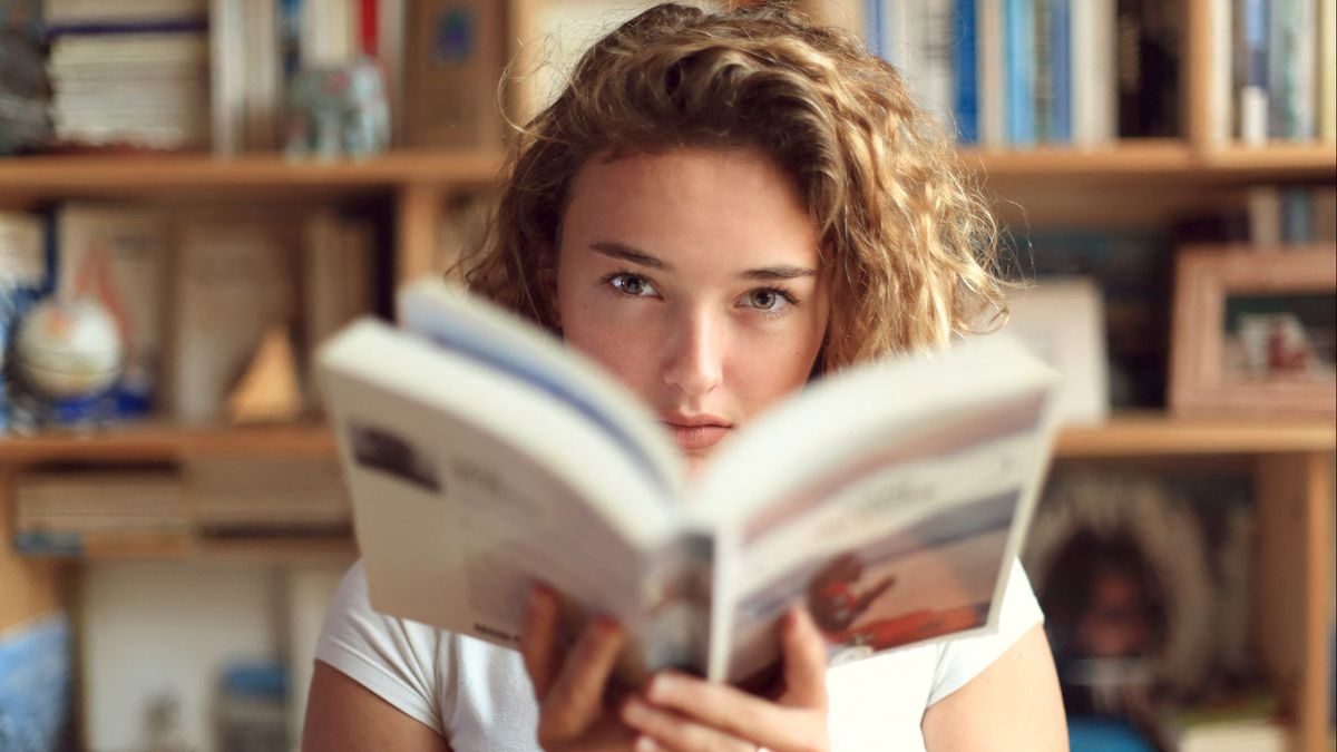 Adolescente leyendo