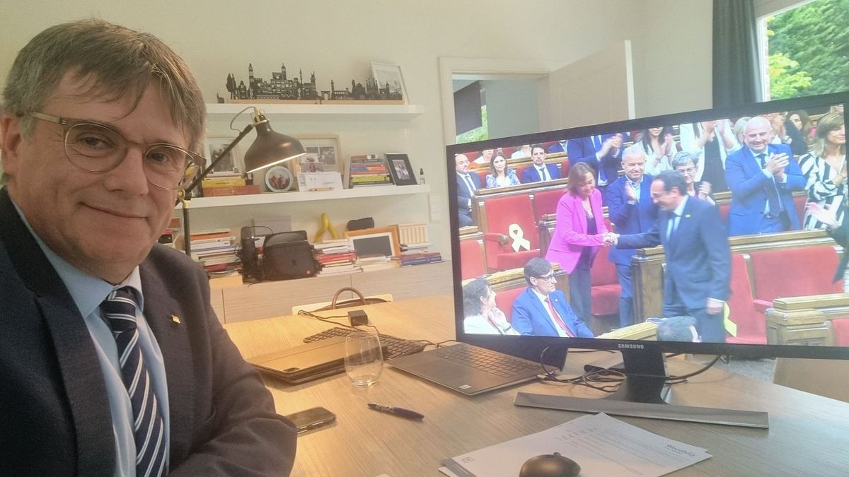 Carles Puigdemont se hace un selfi ante la retransmisión de la sesión de constitución de la mesa del Parlamento de Cataluña