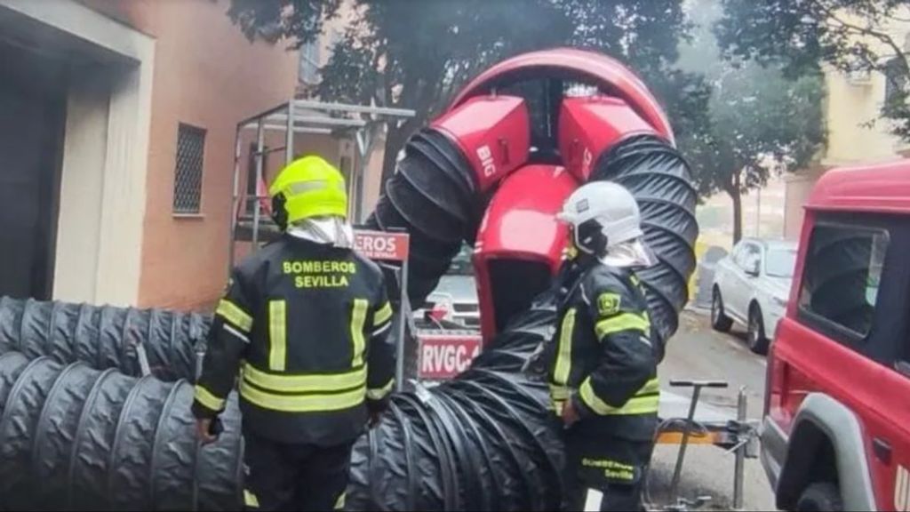 Dos heridos y 92 familias desalojadas en el incendio de un garaje de Sevilla