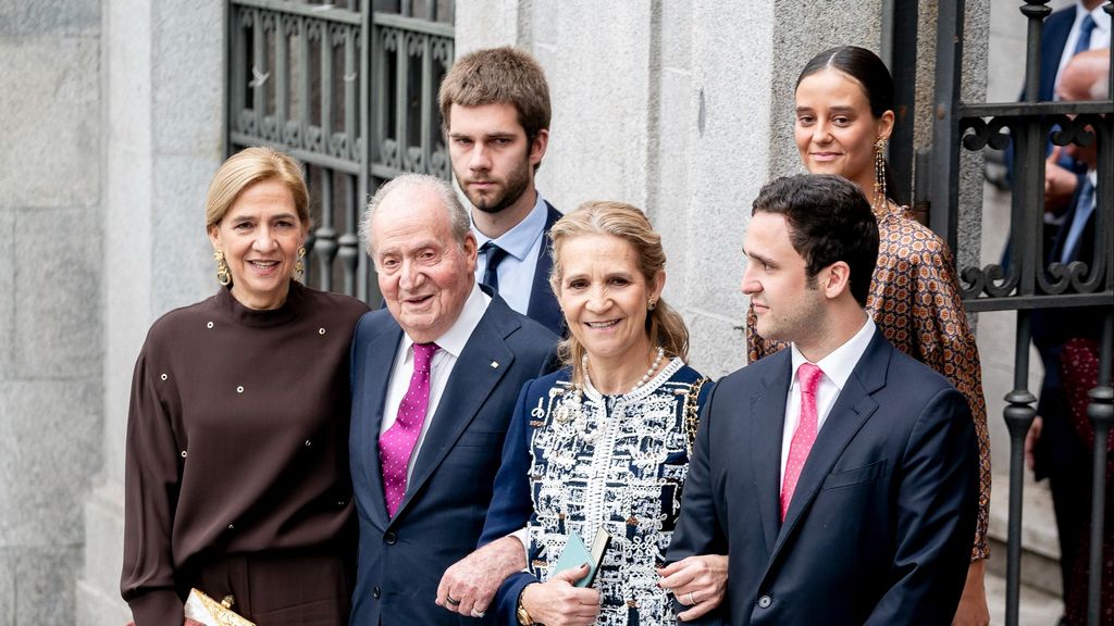 El rey Juan Carlos, las infantas Elena y Cristina, Juan Urdangarin, Victoria Federica y Froilán en la boda de José Luis Martínez-Almeida