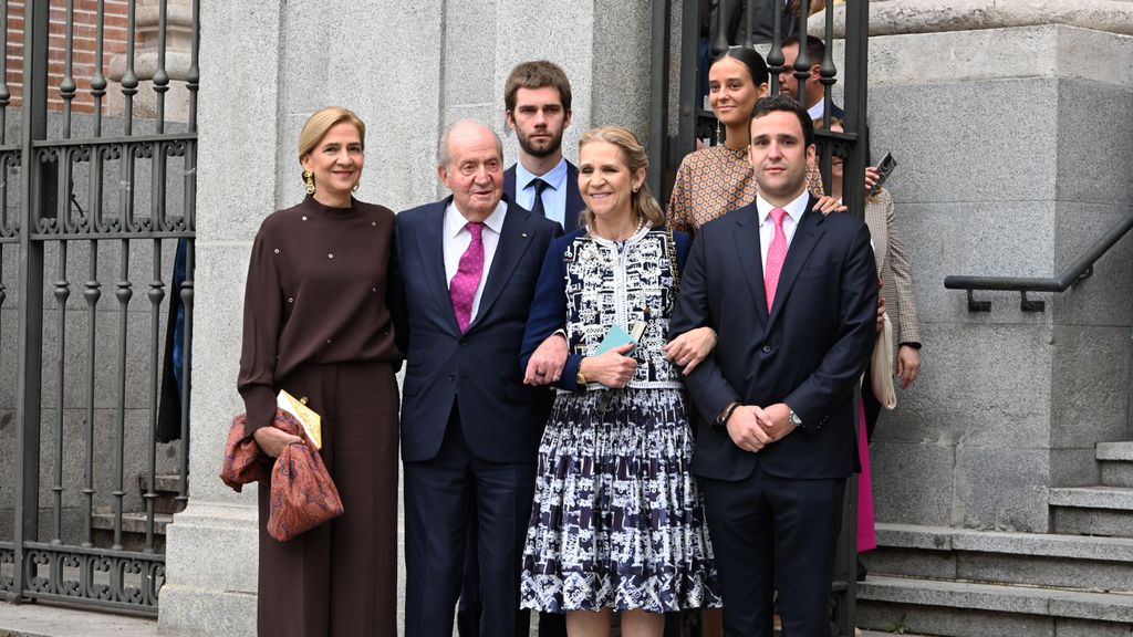 La infanta Cristina, el emérito Juan Carlos, la infanta Elena, Froilán, Juan Urdangarin y Victoria Federica, en la boda de José Luis Martínez-Almeida.