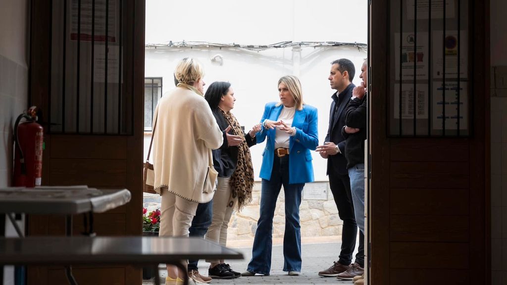 La Alcaldesa de Matet junto a representantes de la Diputación de Castellón junto a la tienda