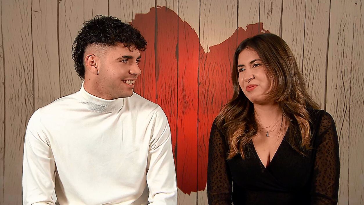 Laura y Fran durante su cita en 'First Dates'