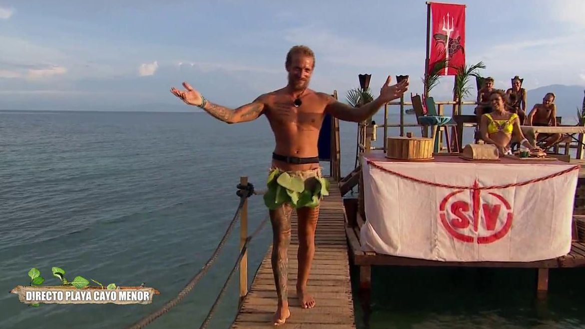 Torres acaba en taparrabos y se pasea a cambio de seis hamburguesas