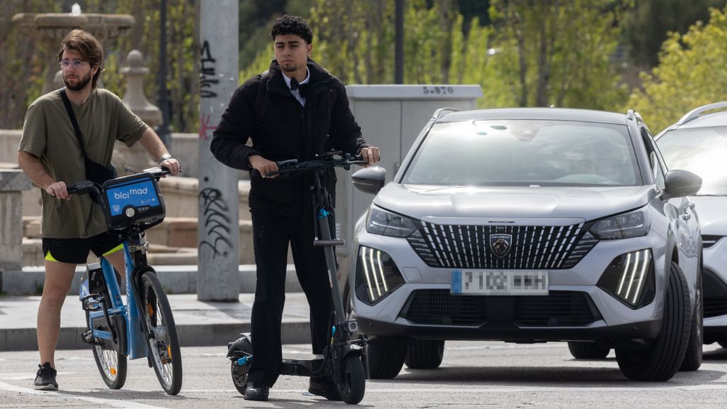 Un hombre montado en un patinete eléctrico