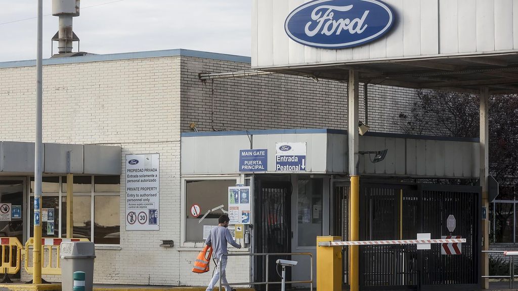 Un trabajador entra en la factoría de Almussafes