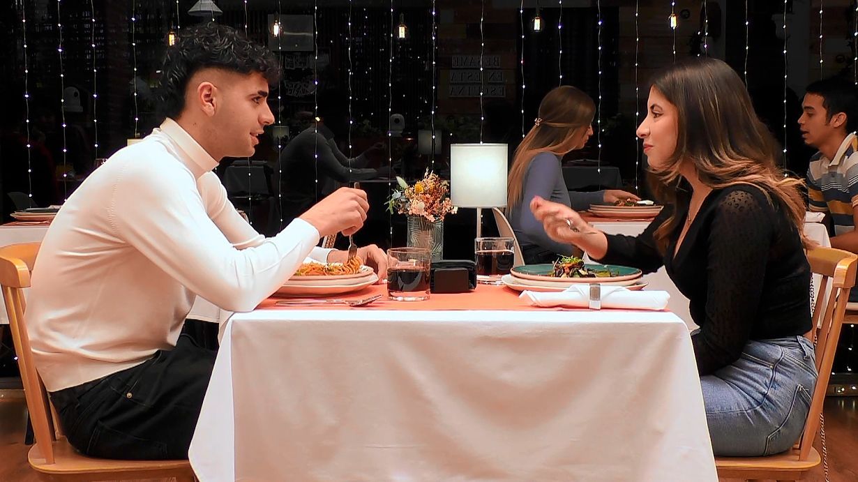 Una soltera se pone la pollera en ‘First Dates’