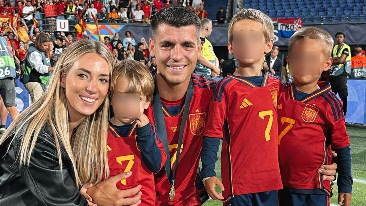 Álvaro Morata y Alice junto a sus hijos varones.