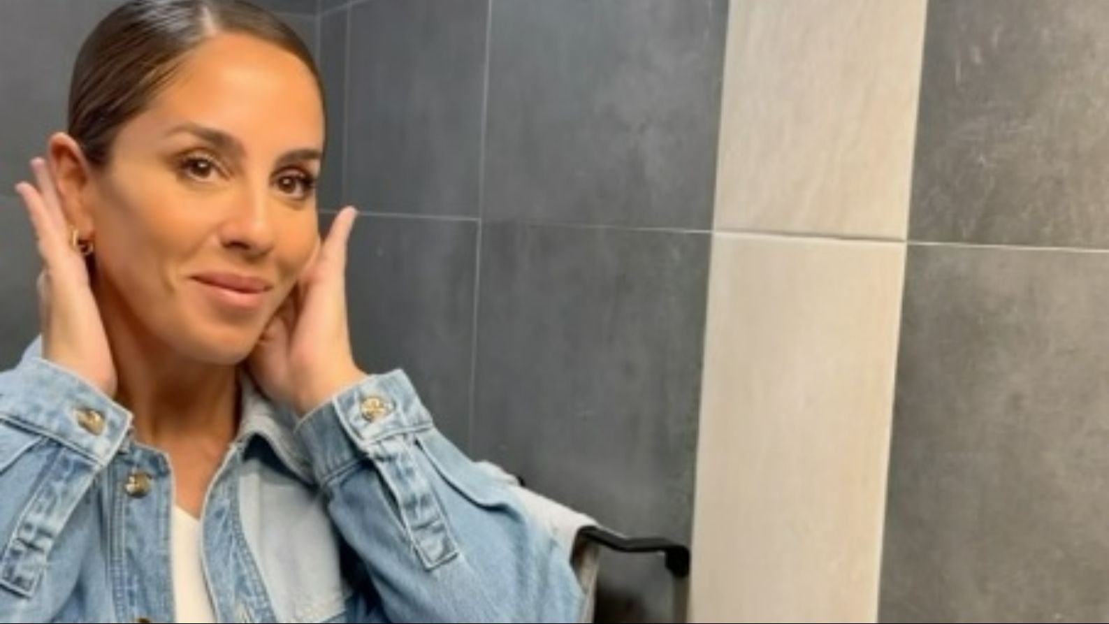 Anabel Pantoja muestra el recibidor de su nueva casa