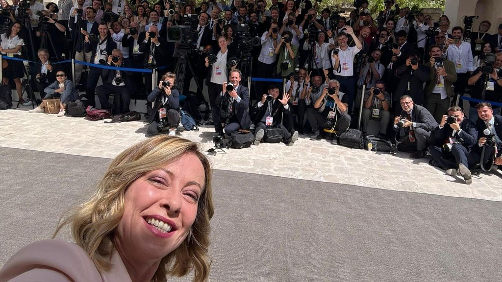 El selfi de Giorgia Meloni tras esperar a Joe Biden durante más de 20 minutos en el G7