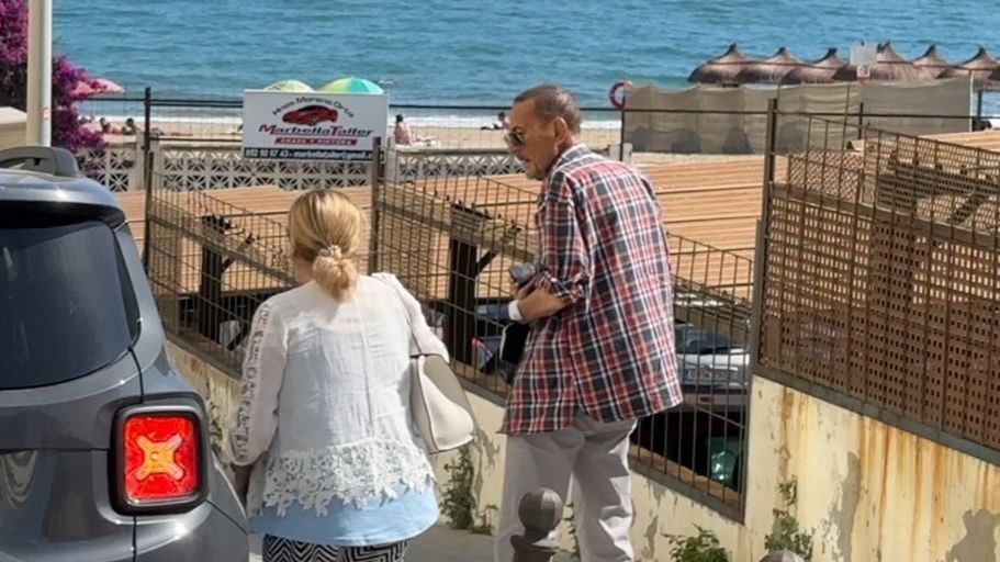 Julián Muñoz y Mayte Zaldívar dirigiéndose al chiringuito de la playa este 12 de junio.