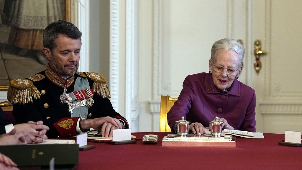 Federico de Dinamarca junto a su madre, la reina Margarita, el día de su abdicación