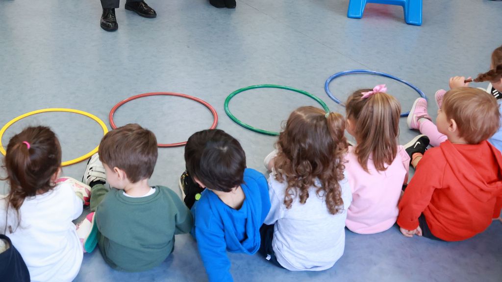 Las familias de Arganda claman por una solución definitiva para poder llevar a sus hijos a la guardería: “Hace falta reponer a toda la plantilla”