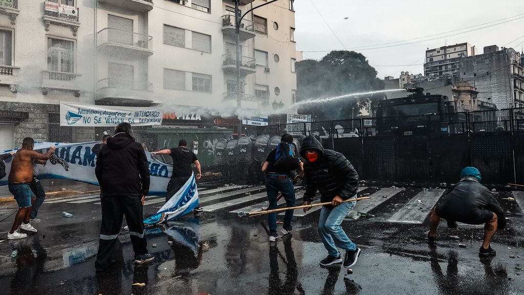 Manifestantes se enfrentan a la policía en Argentina