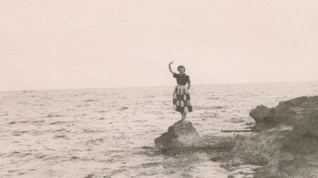 Mujer rodeada por la aguas.