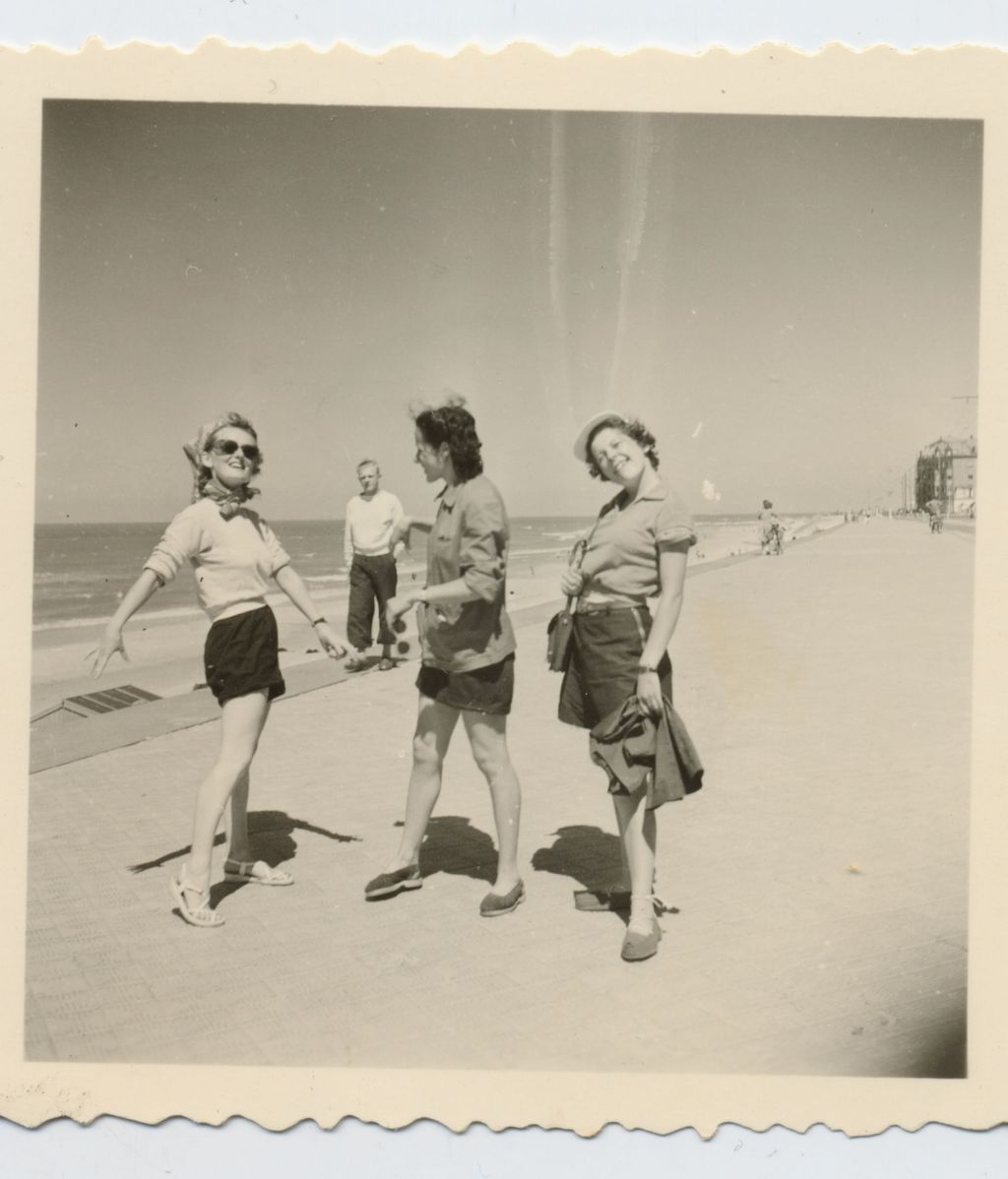 Mujeres al borde del mar.