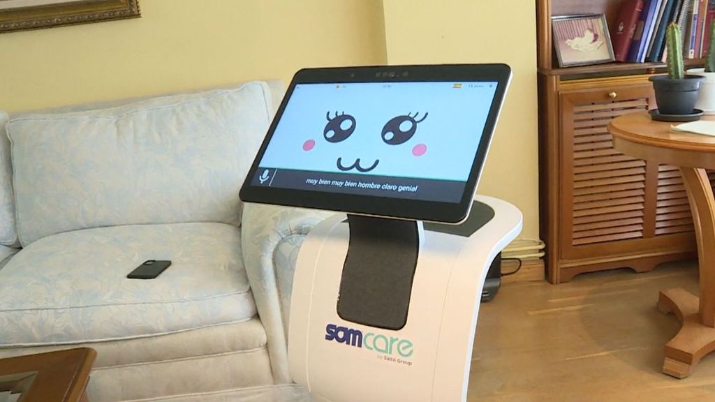 Temi, el robot de asistencia domiciliaria que combate la soledad: "Hace que no se me olviden las pastillas"
