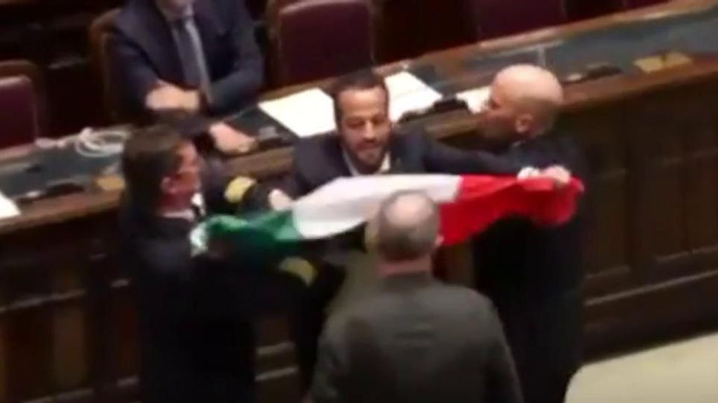 Un diputado del Congreso Italiano sale en silla de ruedas de una sesión tras una múltiple pelea