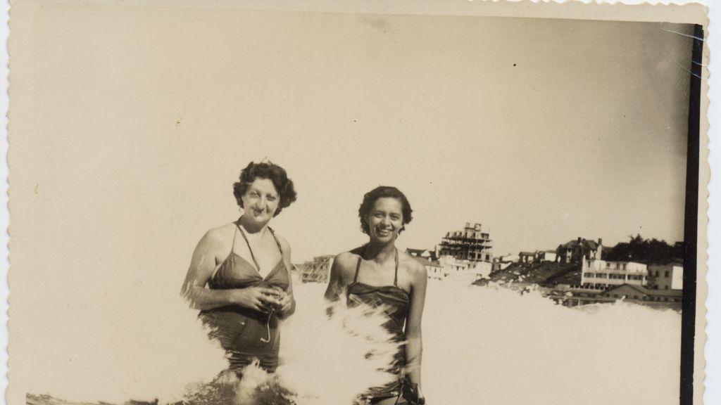 Vestidas de mar. Una exposición reune cientos de fotografía de mujeres alrededor del agua.