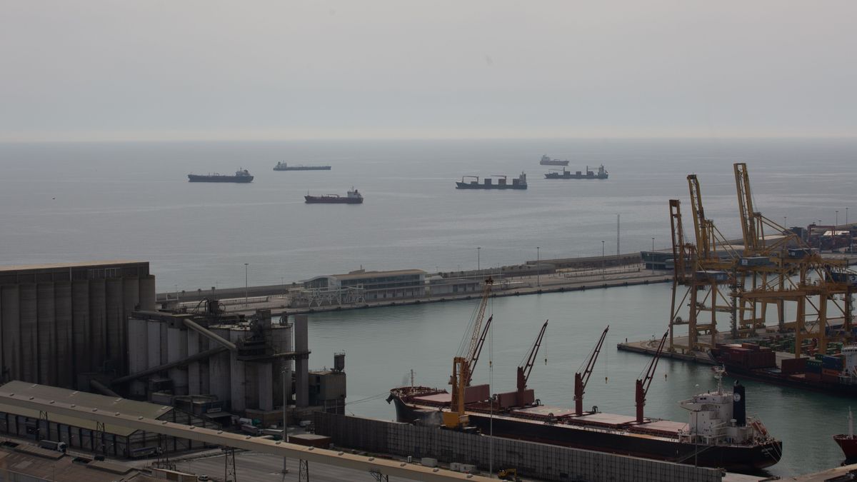 Derrame de combustible en un muelle del Puerto de Barcelona