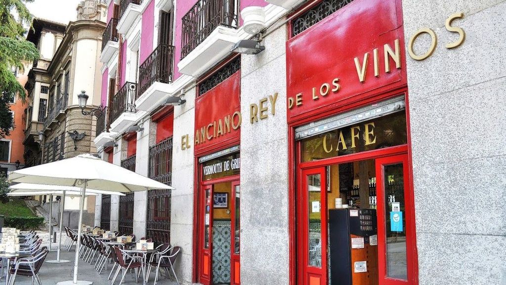 El Anciano Rey de los Vinos es una de las tabernas que siguen manteniendo la fachada roja