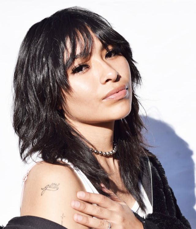 El corte de pelo tipo wolf es un mullet glamuroso que le va genial al pelo canoso.