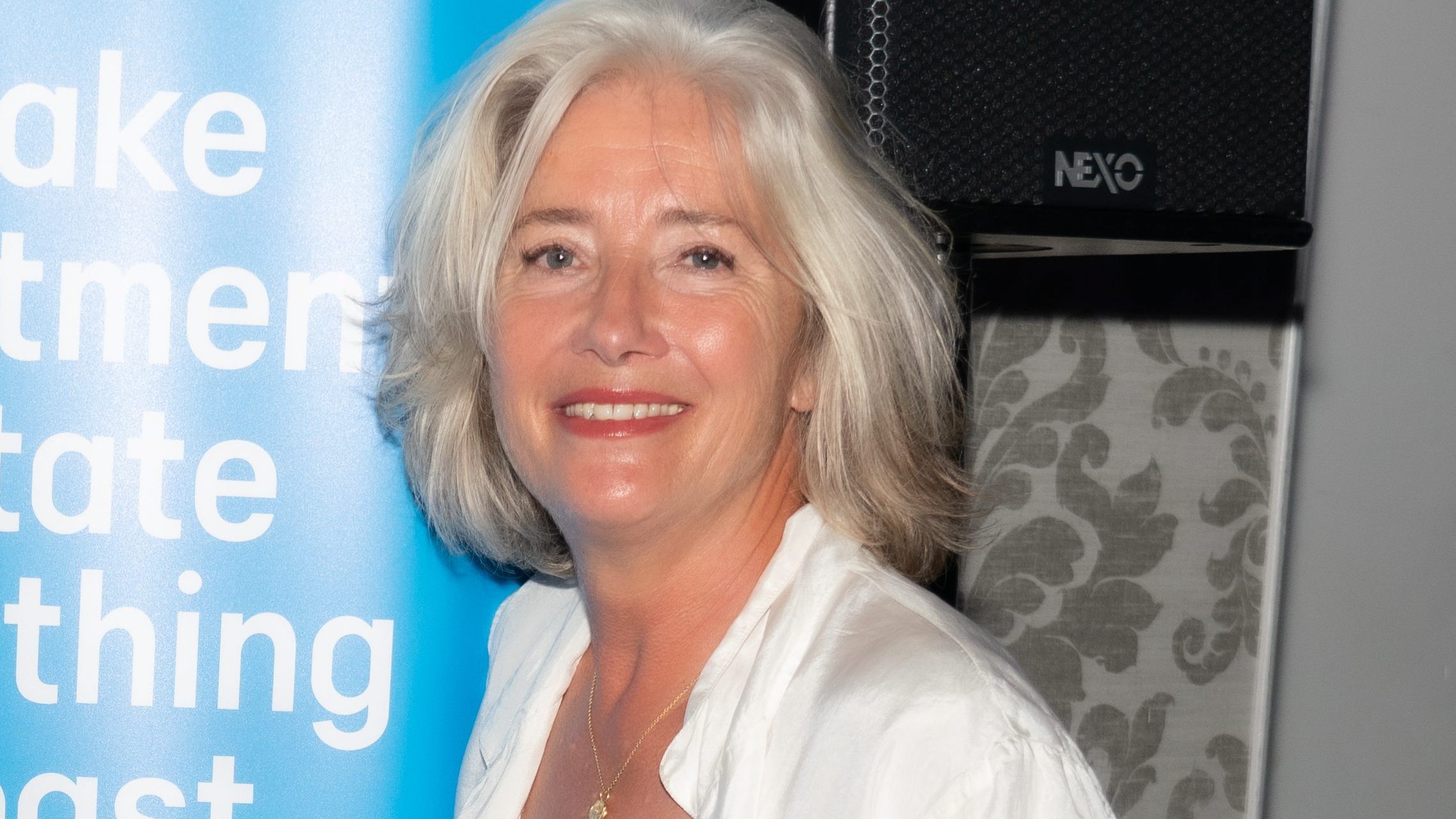 Emma Thompson, una orgullosa y elegante portadora de cabello blanco.