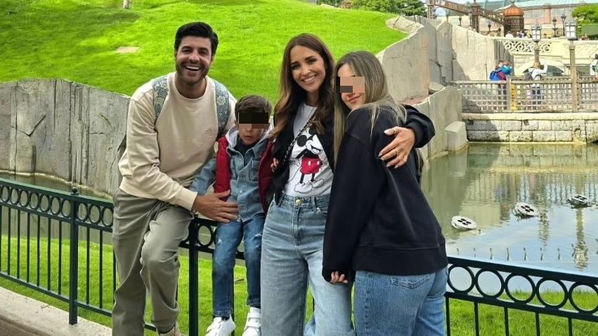 En vídeo. Paula Echevarría y Miguel Torres posan orgullosos con su hijo Miki recién graduado (Imagen Instagram: @pau_eche)