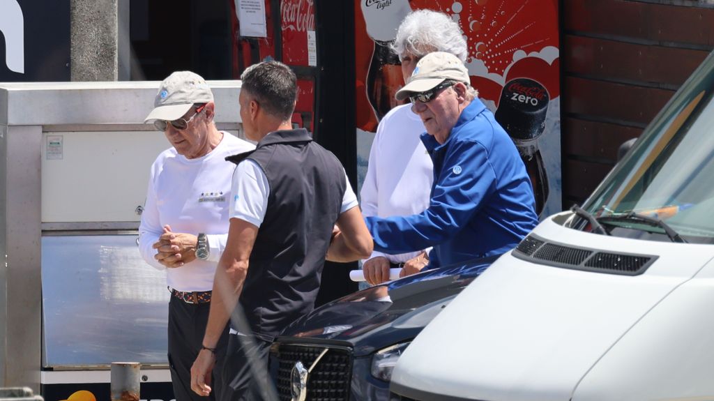 El Rey Juan Carlos y Pedro Campos a su llegada al club náutico, a 14 de junio de 2024, en Sanxenxo.