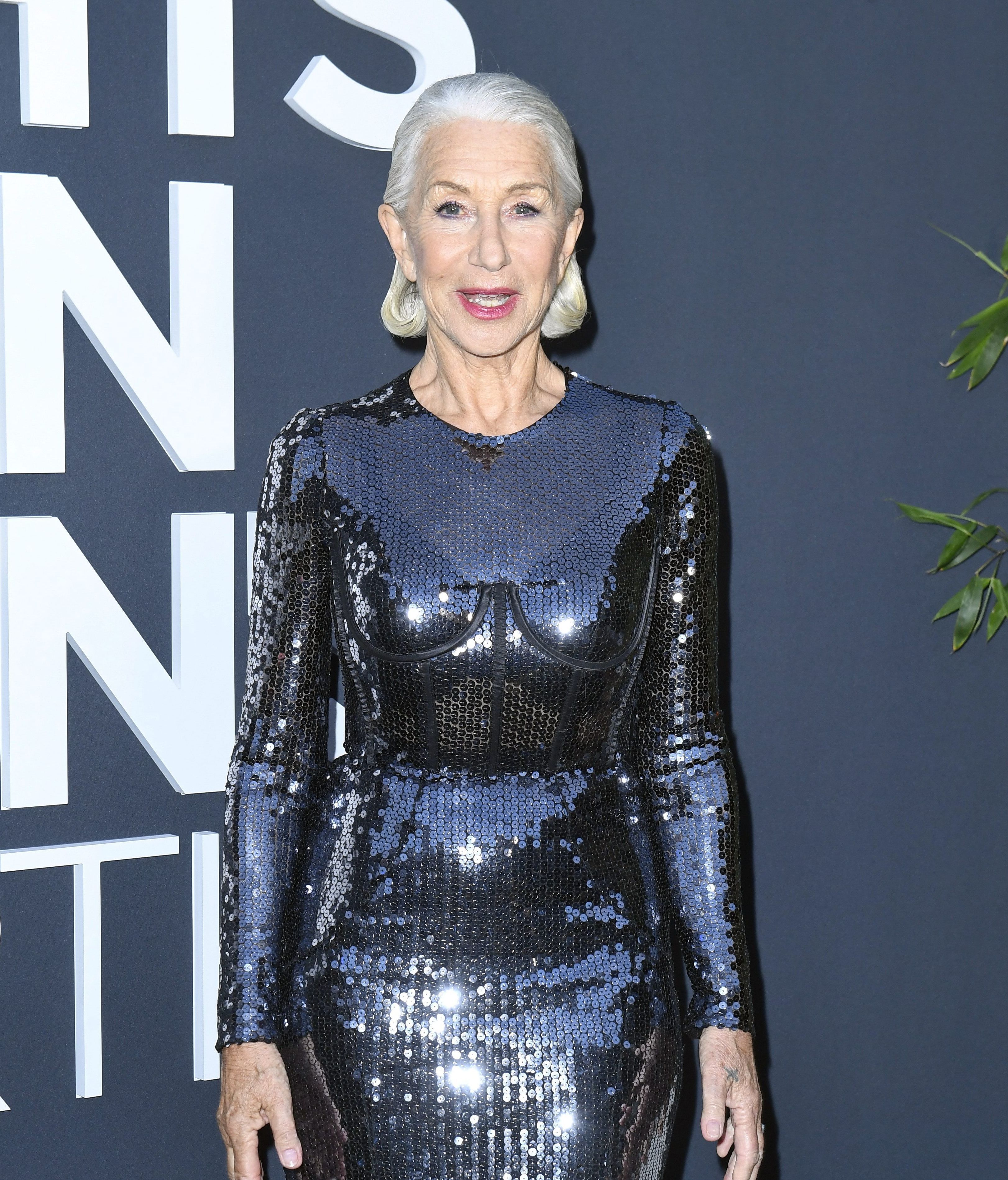 Helen Mirren luce un blanco perfecto: bien hidratado y con un look ideal para salir de noche.