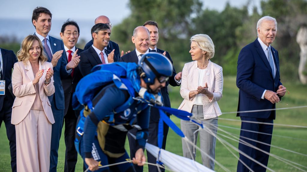 Joe Biden junto al resto de los líderes internacionales del G7 durante una exhibición de paracaidismo