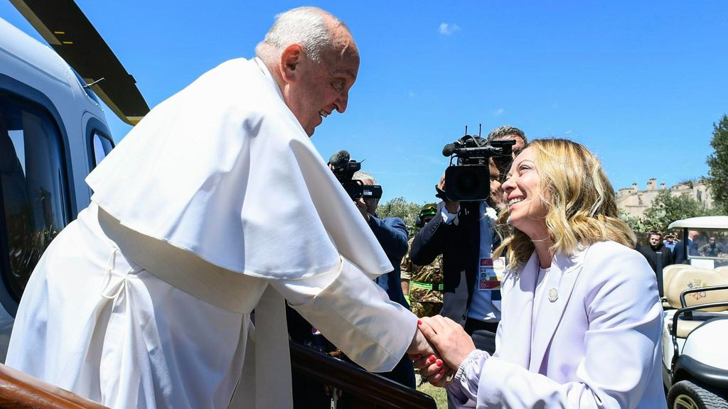 La broma entre el papa Francisco y Giorgia Meloni en el G7: "¿Todavía viva?"