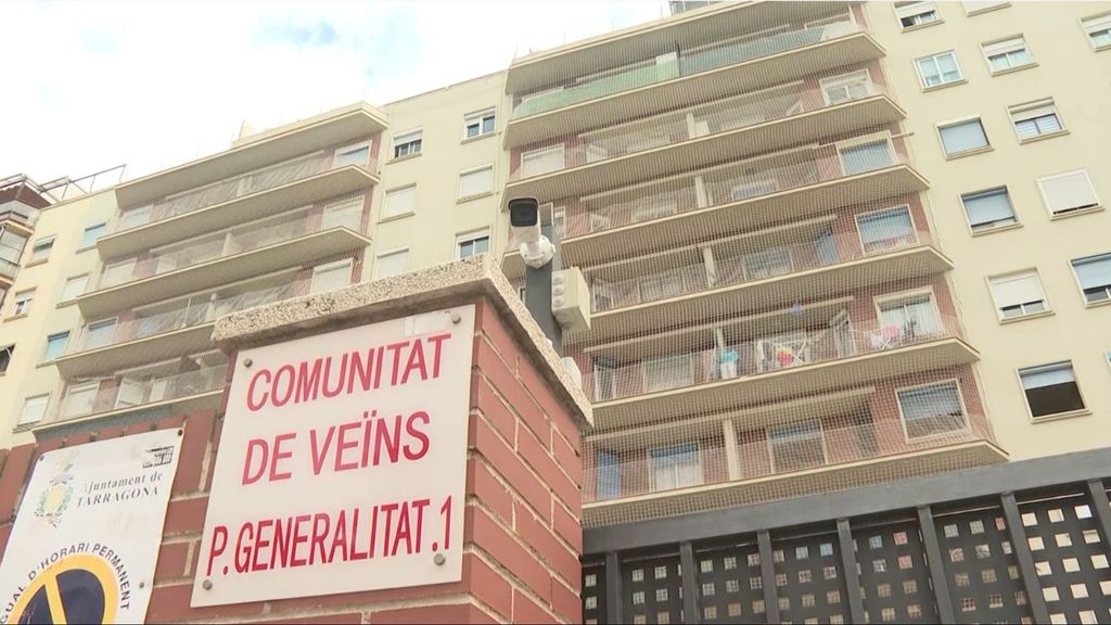 La "chapuza" en un bloque de Tarragona, sin barandillas en los balcones: