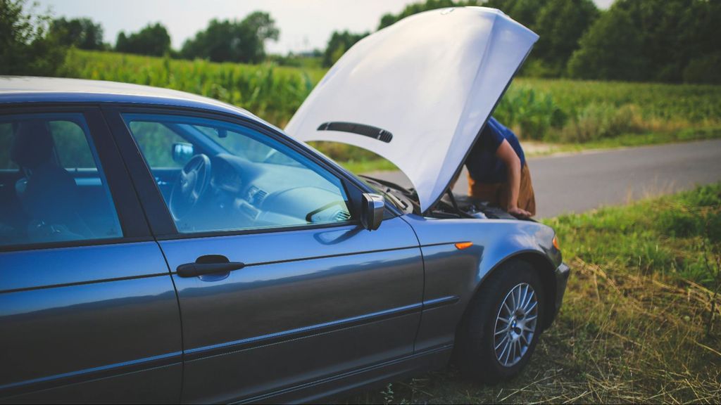 Un conductor con un coche averiado