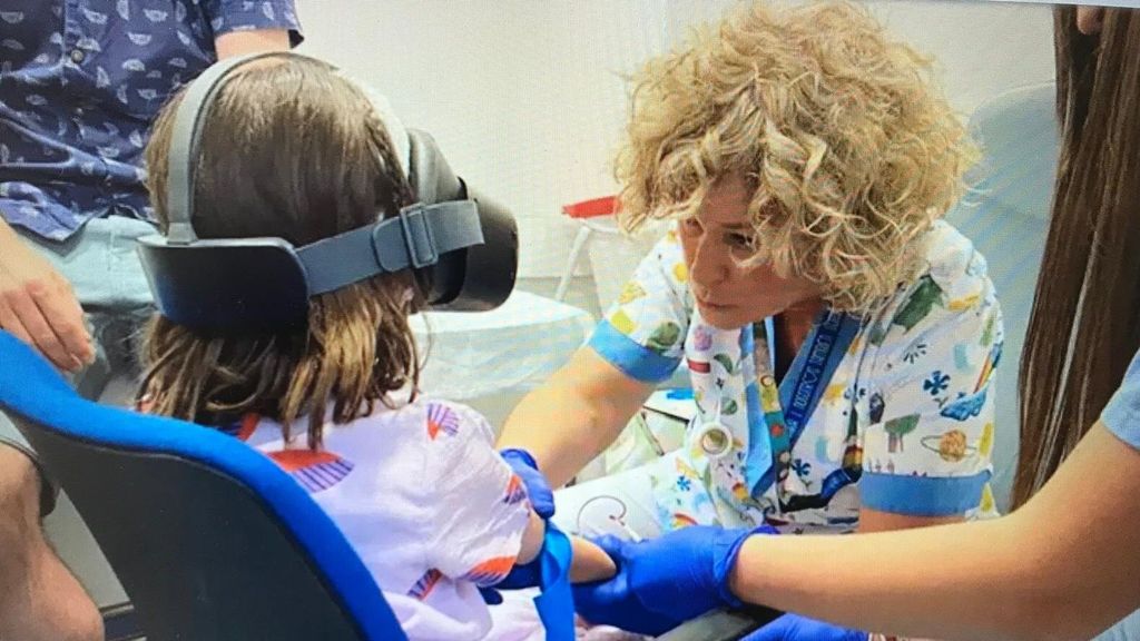 Una pequeña paciente con las gafas de realidad virtual