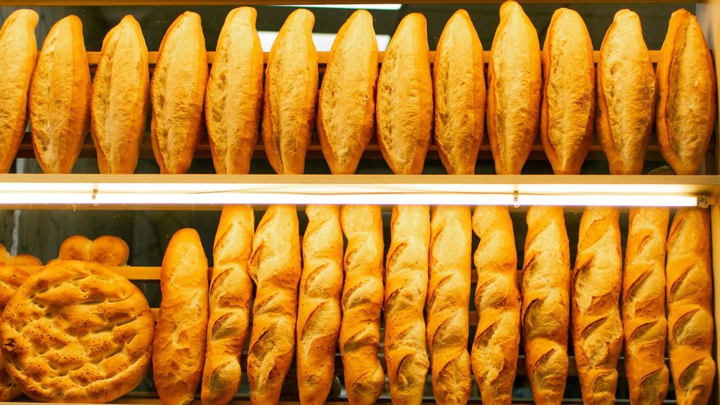 Varios tipos de panes en estanterías de una panadería