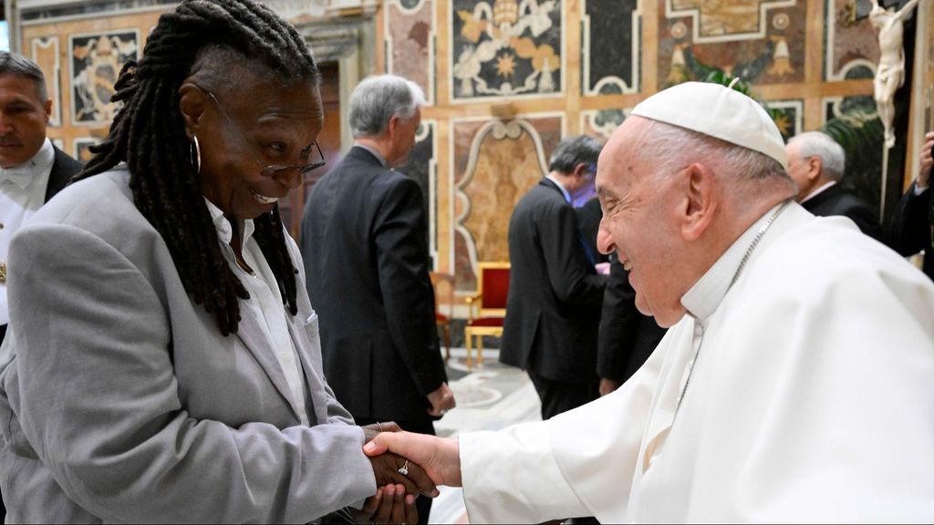 Whoopi Goldberg saluda al Papa Francisco