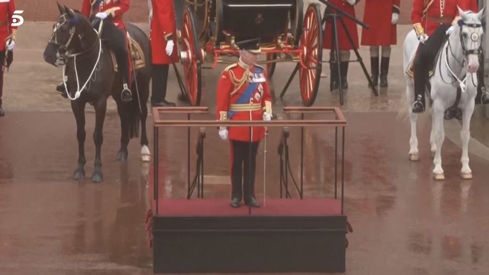 Carlos III recibe el homenaje de las tropas frente al Palacio de Buckingham