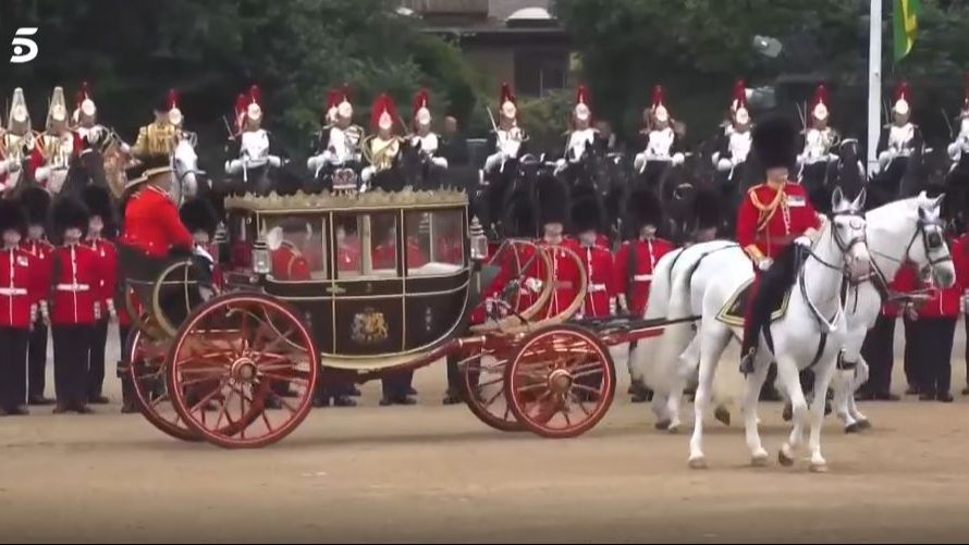 El rey Carlos III y la reina Camila desfilan en Trooping the Colour