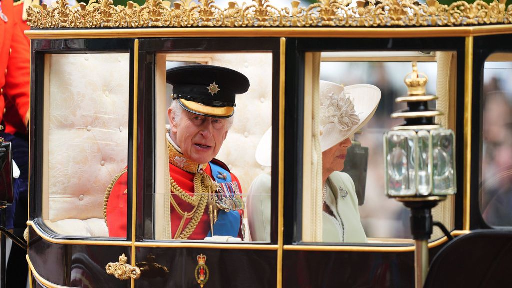 El rey Carlos y la reina Camila en el Trooping the Colour en Londres