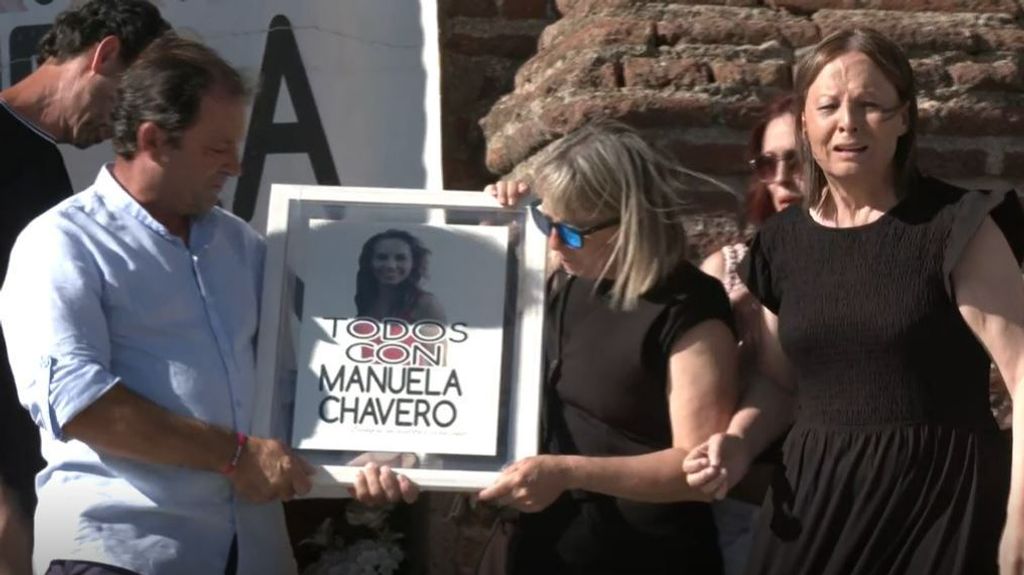 Familiares, amigos y vecinos despiden completamente emocionados a Manuela Chavero en Monesterio