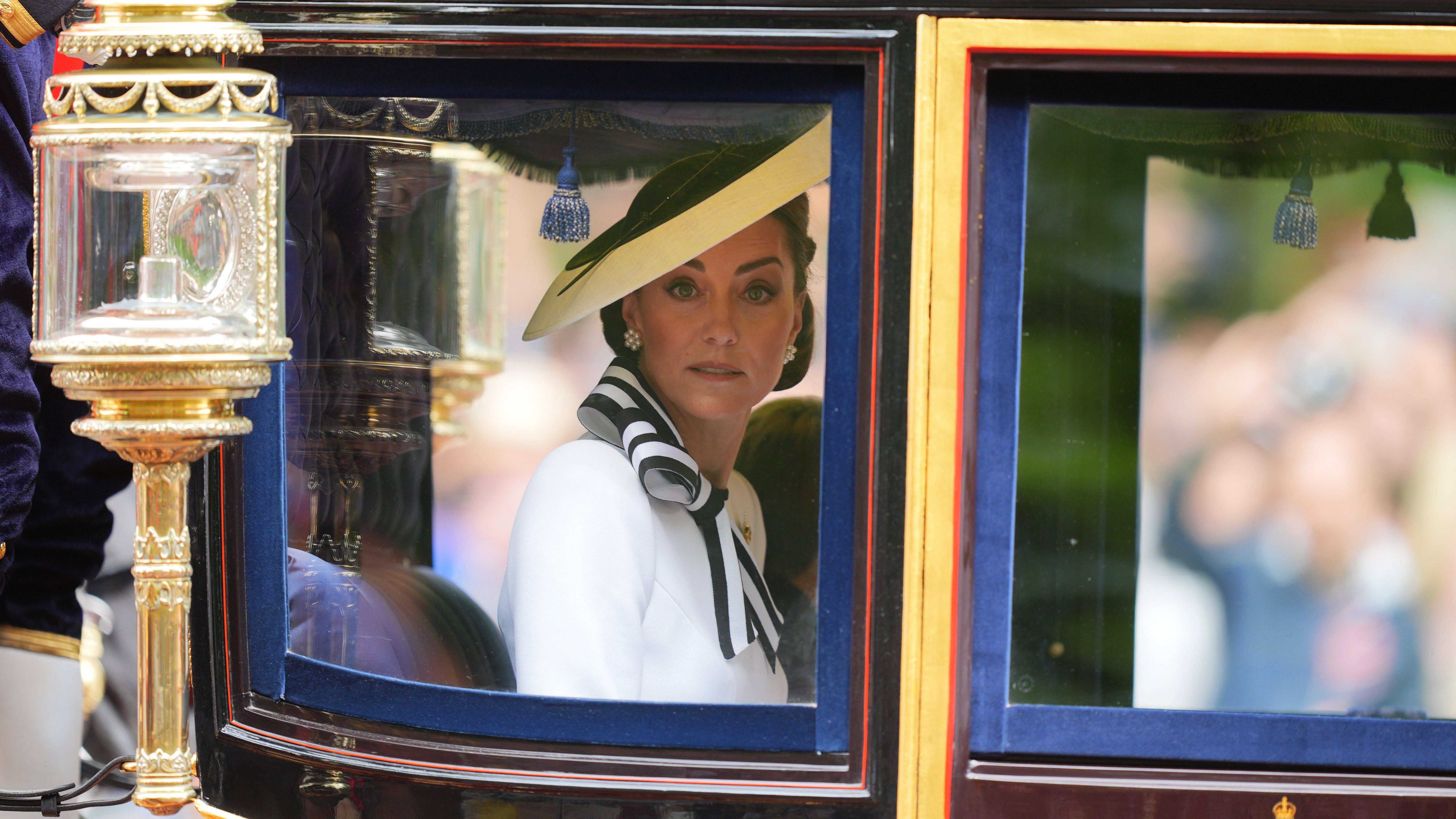 Kate Middleton reaparece de blanco y muy sonriente