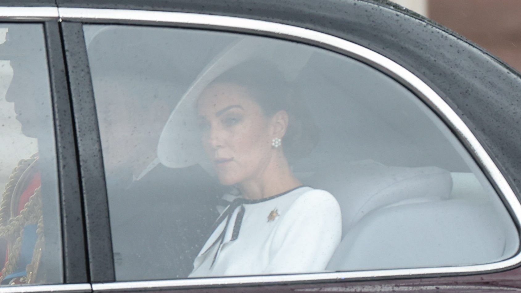 Kate Middleton reaparece de blanco y muy sonriente
